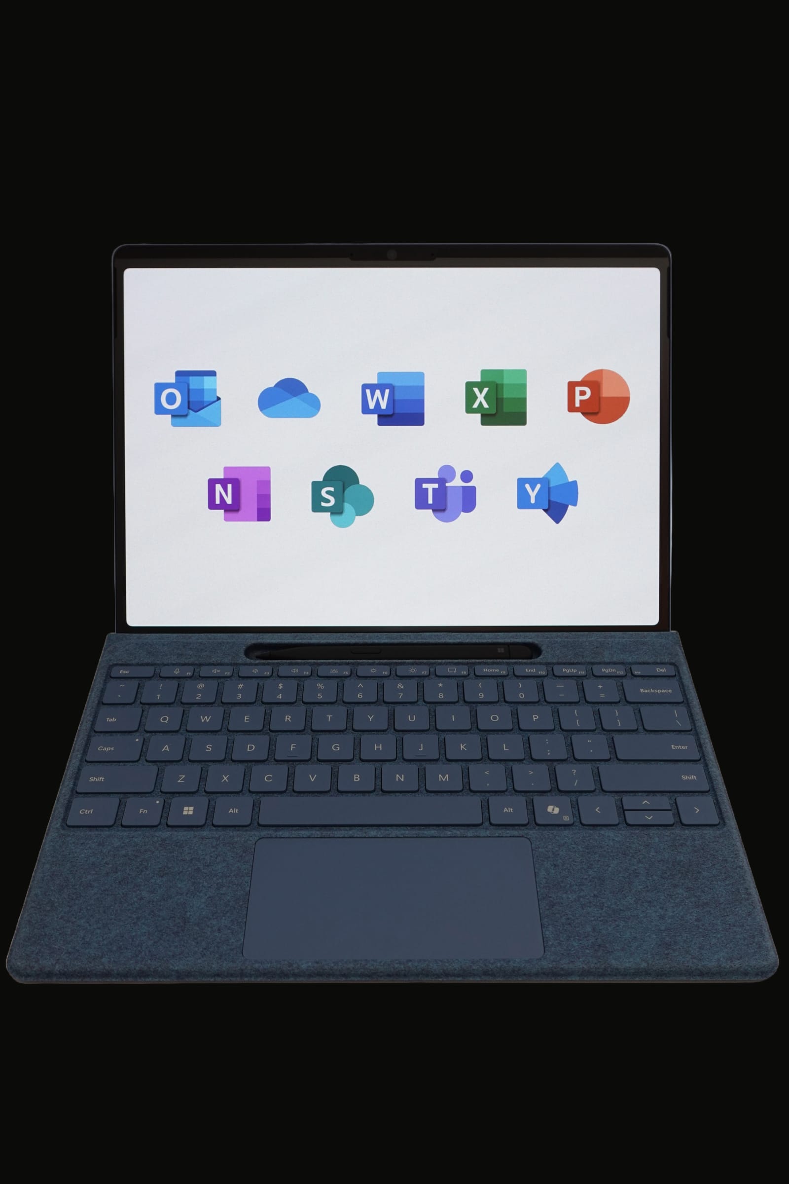 Tablette Surface Pro avec clavier en tissu bleu, sur fond noir ; son écran blanc affiche neuf icônes d'applications Microsoft 365, dont Outlook, Word, Excel, Po